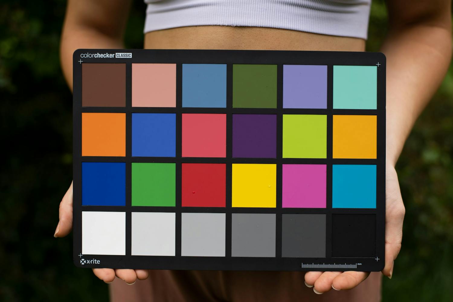 tavle med farver på holdt i hænder